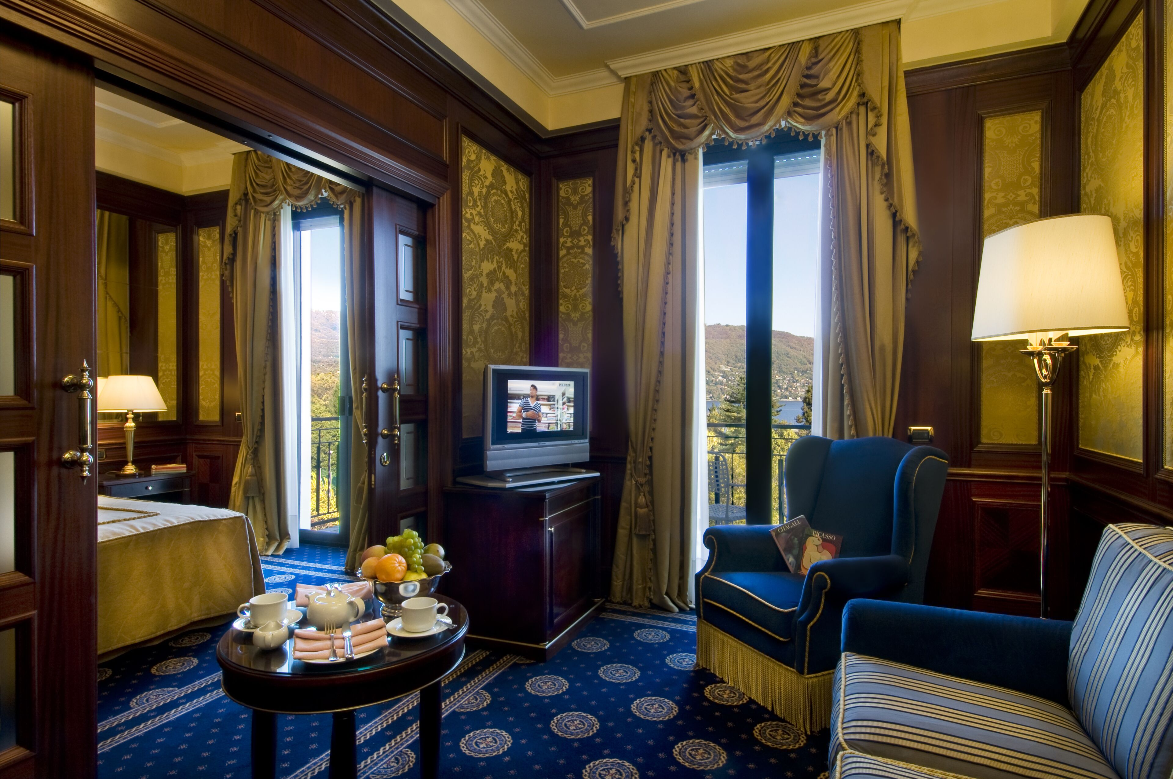 suite, lake view | living area | flat-screen tv