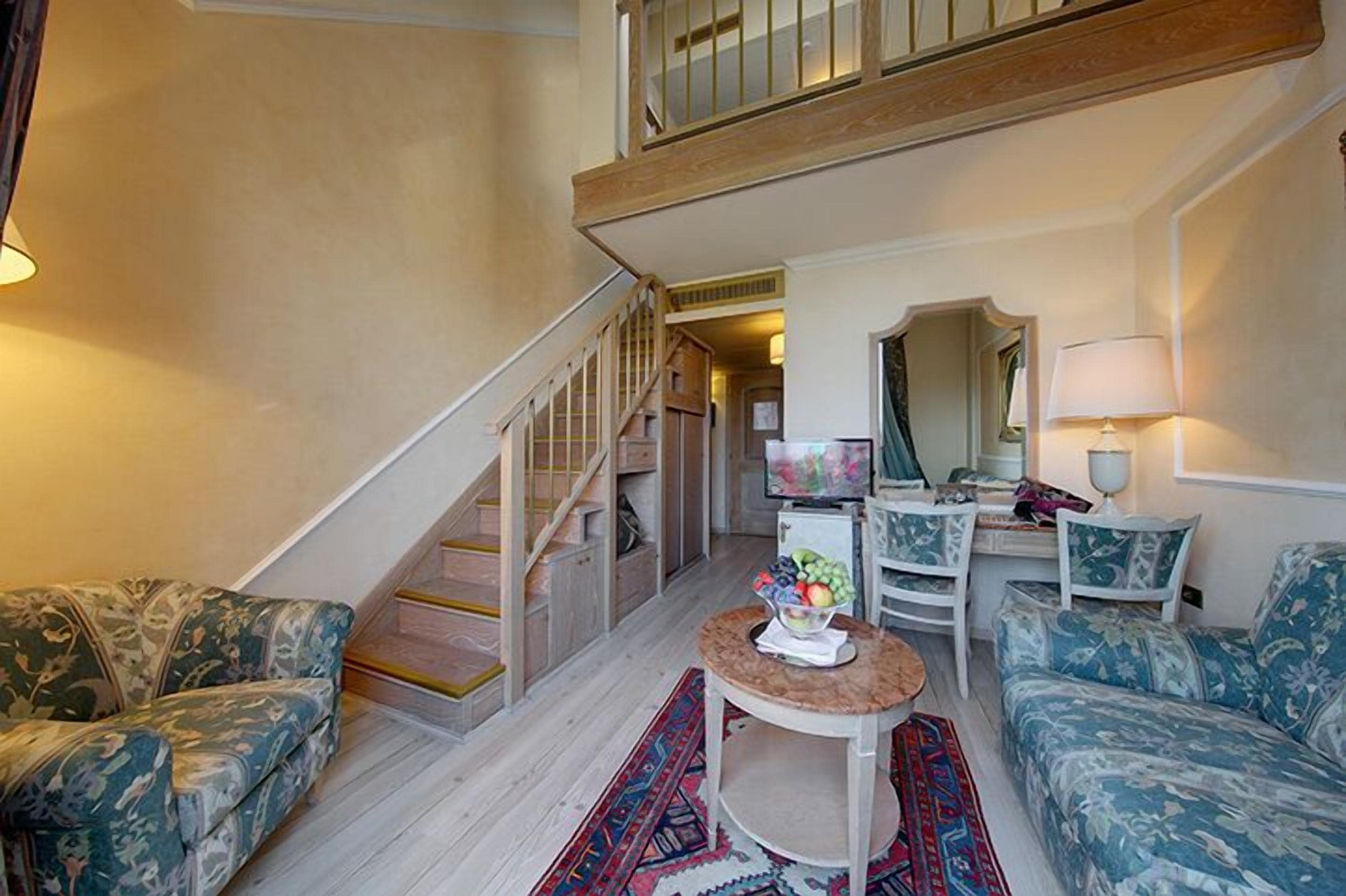 Chambre Triple Deluxe, côté montagne (Double/Twin + sofa bed) | Minibar, coffres-forts dans les chambres, bureau