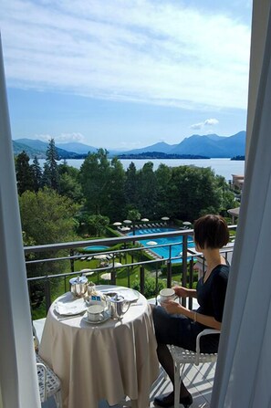 Deluxe-Doppel- oder -Zweibettzimmer, eingeschränkter Seeblick (Partial Lake or Pool side) | Terrasse/Patio