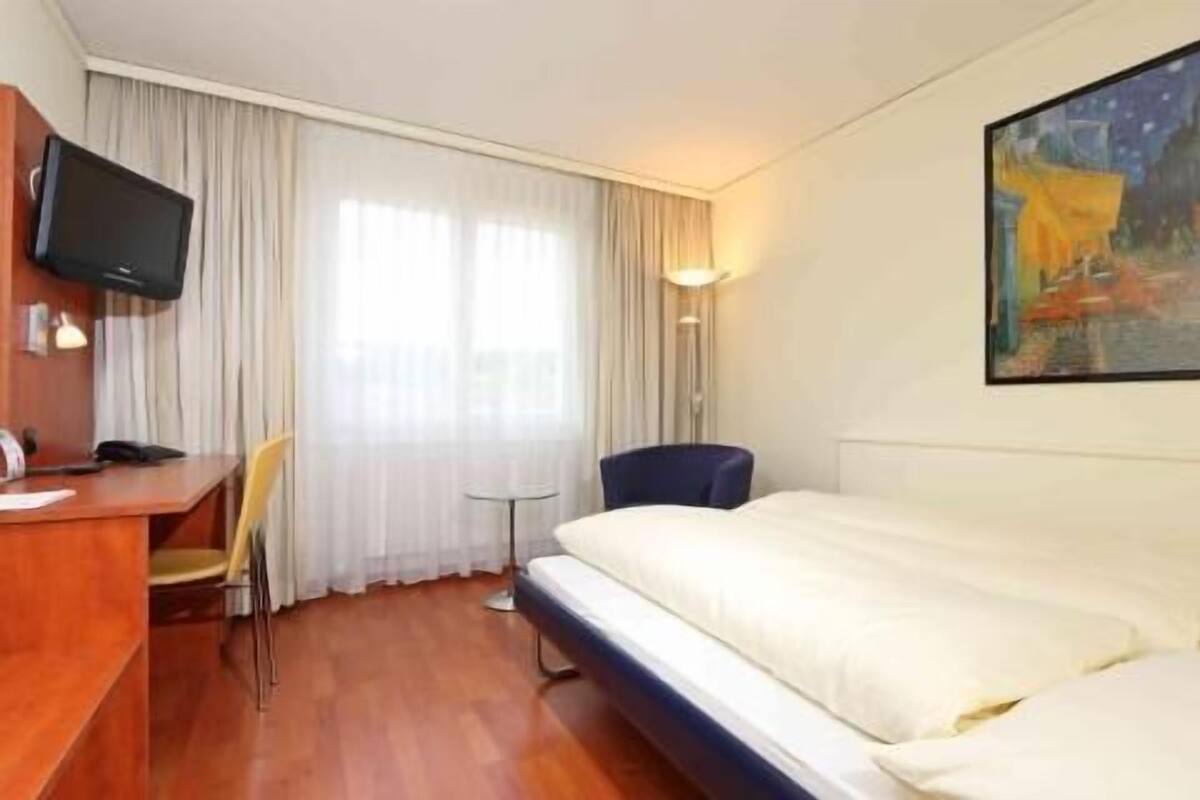 Hypo-allergenic bedding, minibar, in-room safe, desk