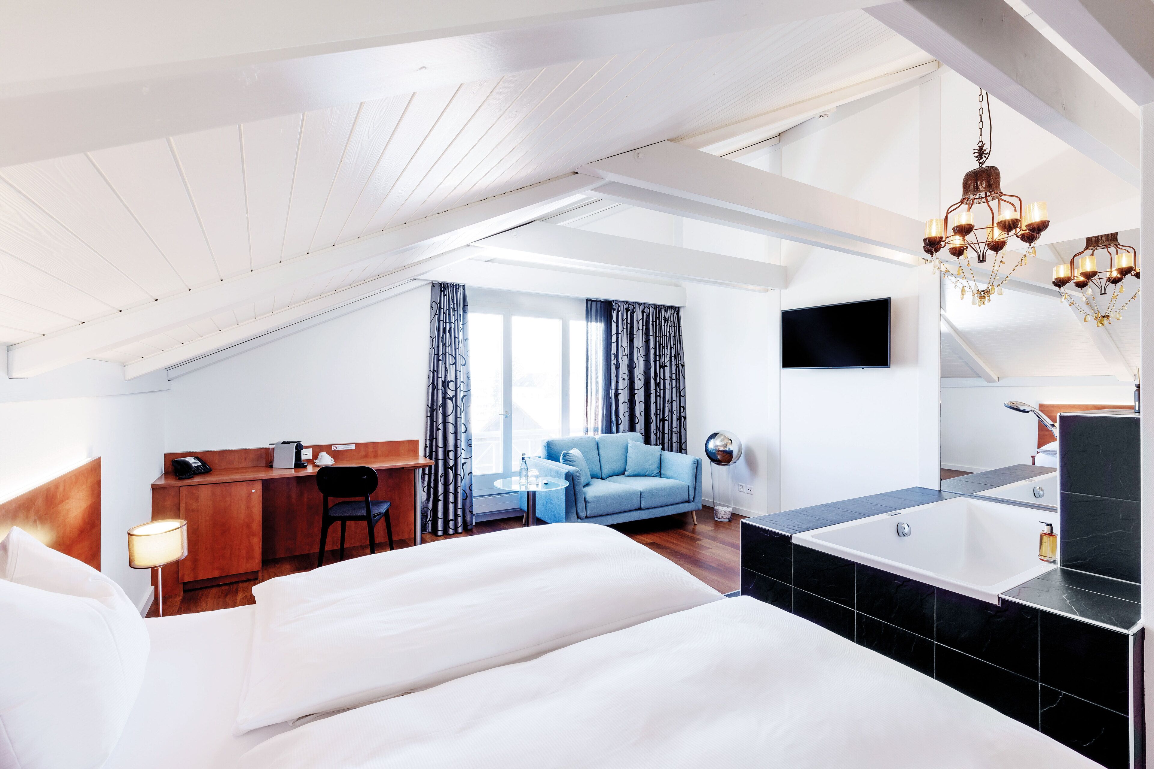 double room with whirlpool | hypo-allergenic bedding, minibar, in-room safe, desk