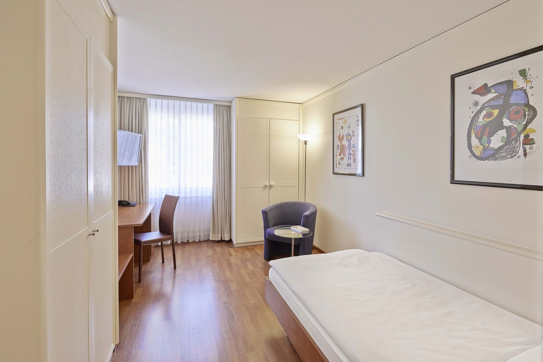 Hypo-allergenic bedding, minibar, in-room safe, desk