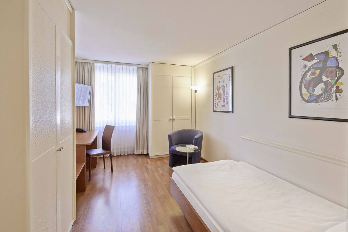 Hypo-allergenic bedding, minibar, in-room safe, desk