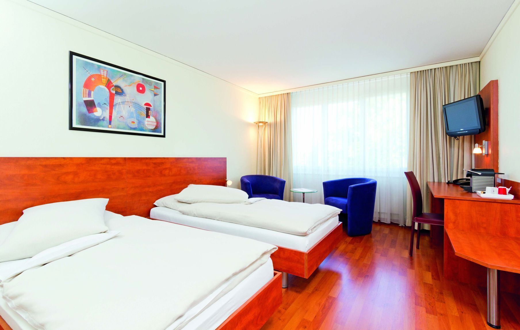 Hypo-allergenic bedding, minibar, in-room safe, desk