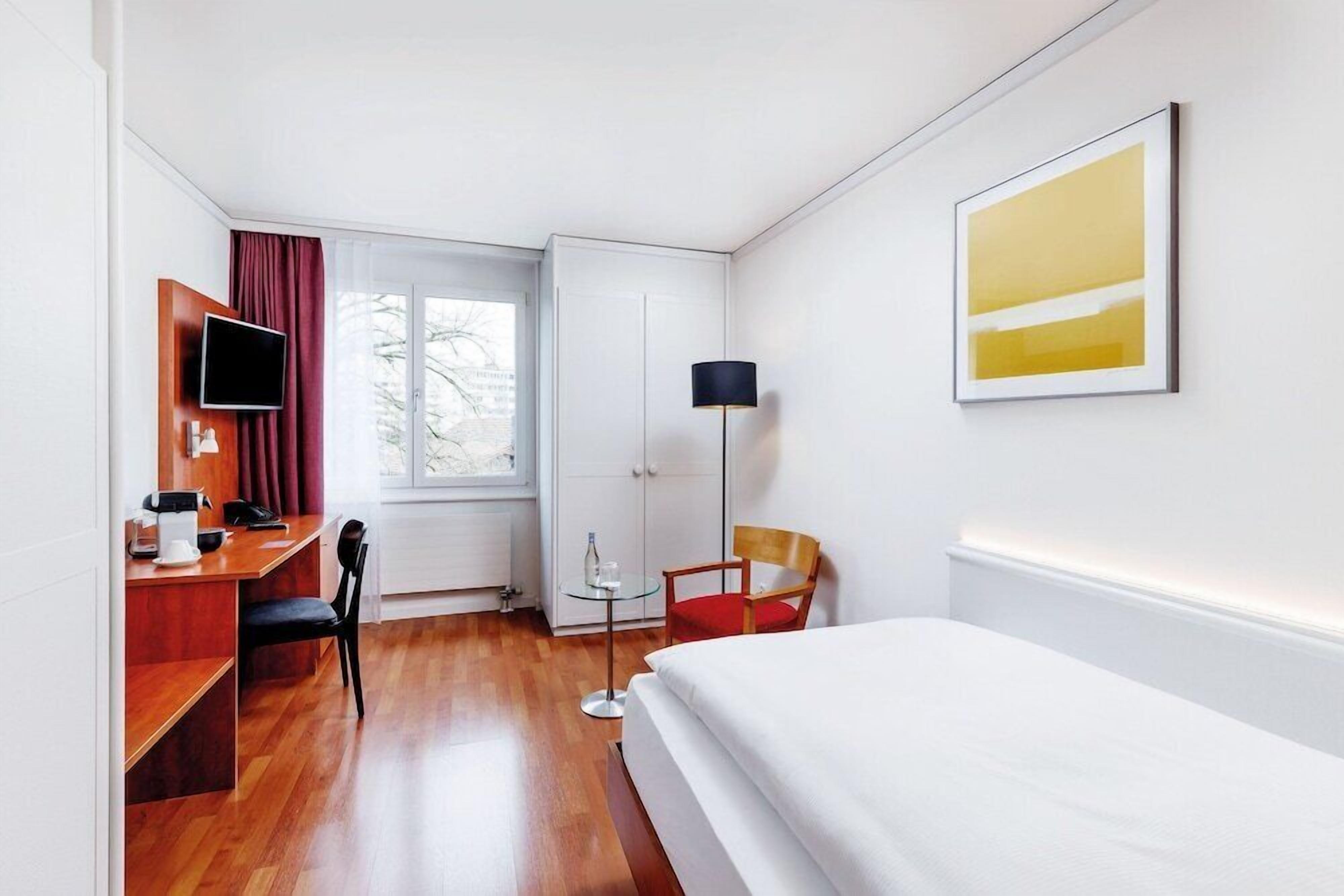 Ropa de cama hipoalergénica, minibar, caja fuerte y escritorio