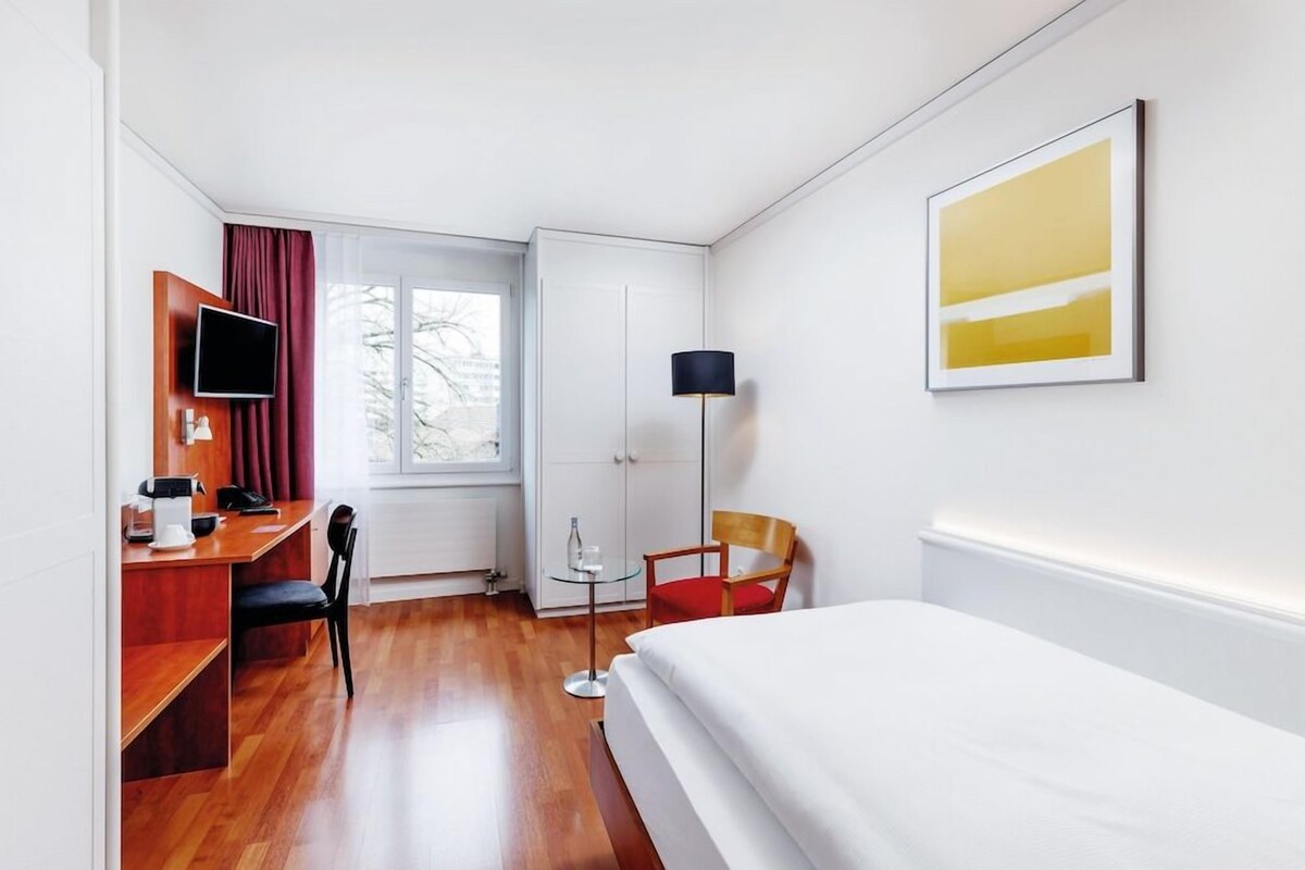 Hypoallergeen beddengoed, een minibar, een kluis op de kamer, een bureau