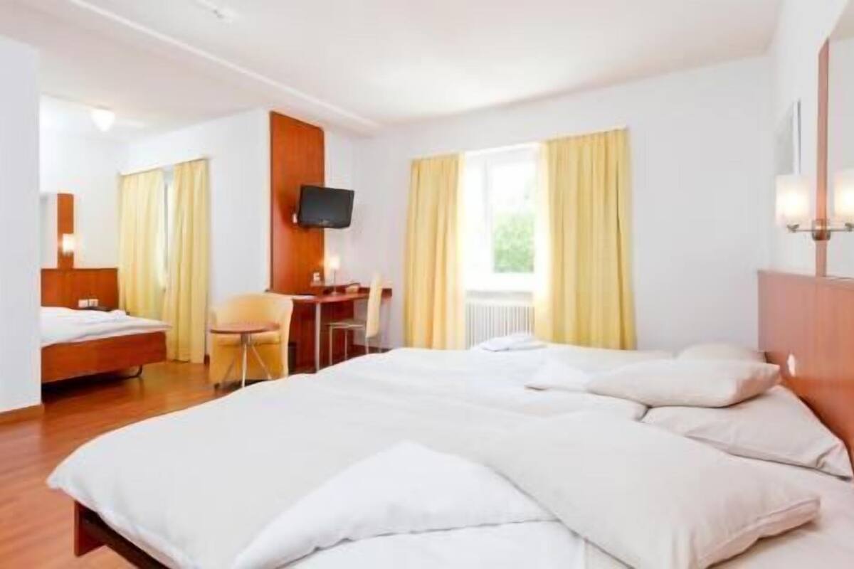 Hypo-allergenic bedding, minibar, in-room safe, desk