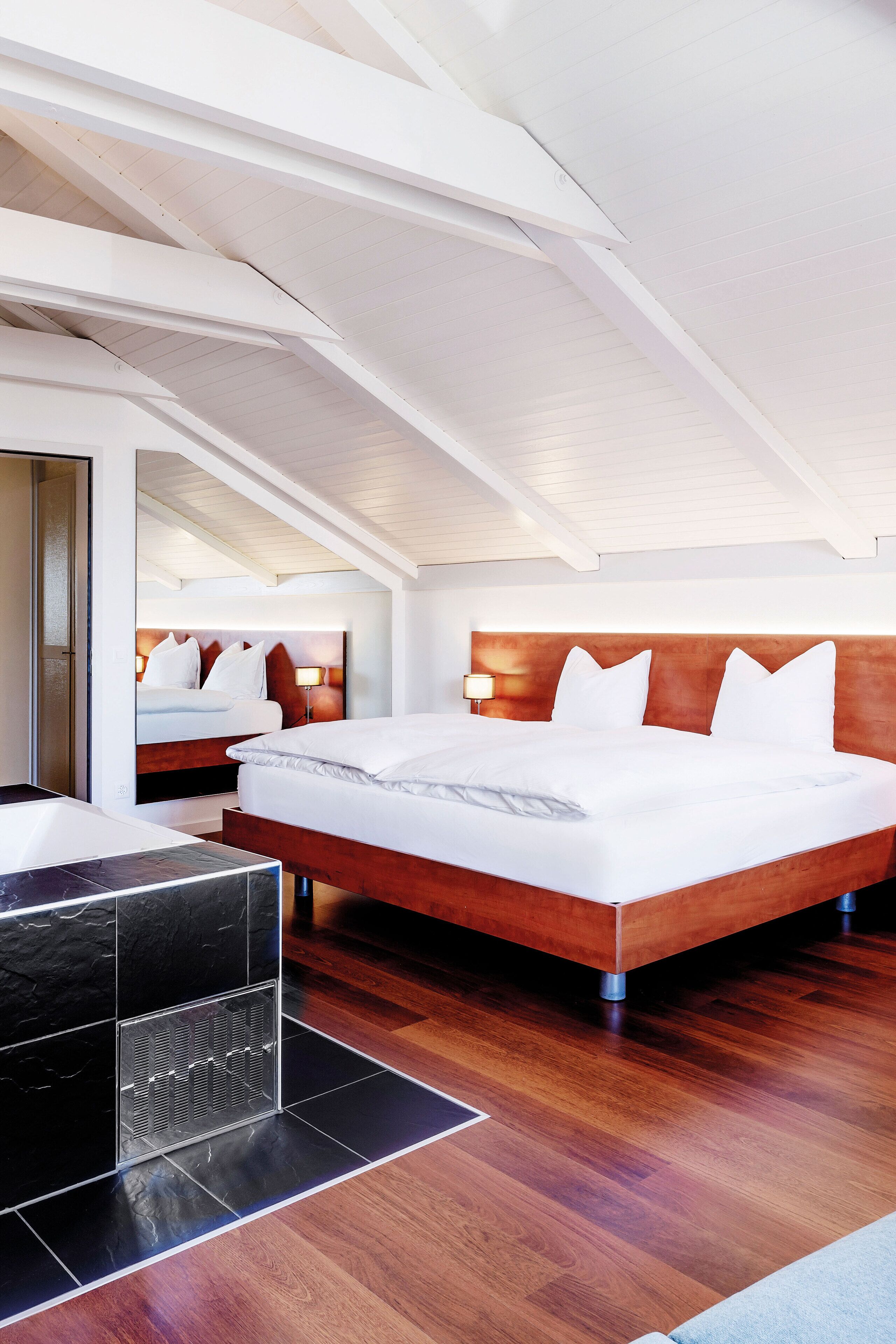 double room with whirlpool | hypo-allergenic bedding, minibar, in-room safe, desk