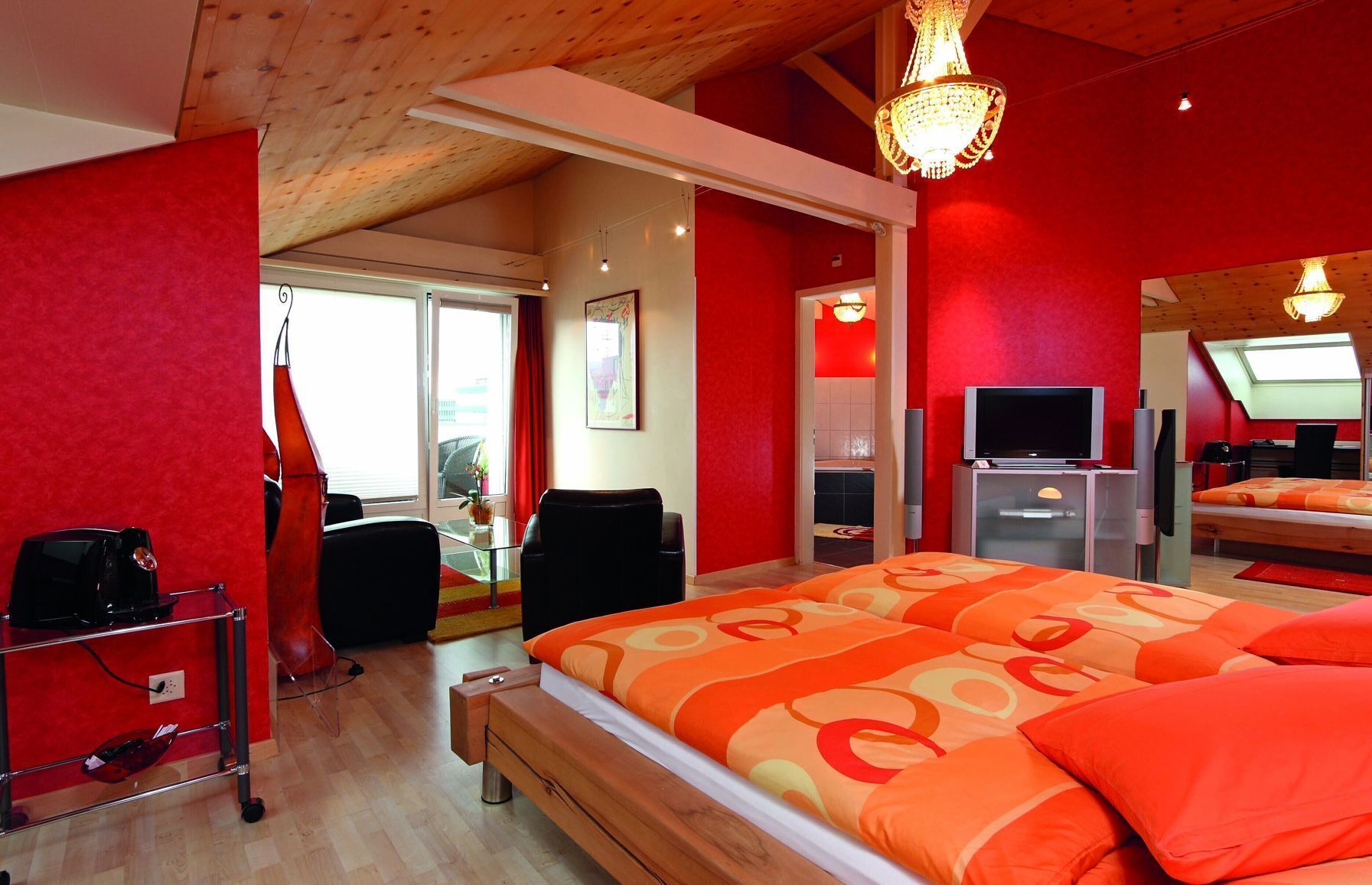 Hypo-allergenic bedding, minibar, in-room safe, desk