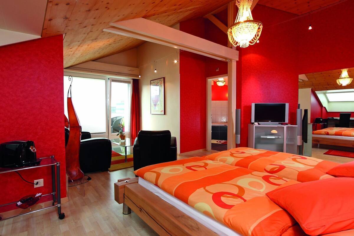 Hypo-allergenic bedding, minibar, in-room safe, desk