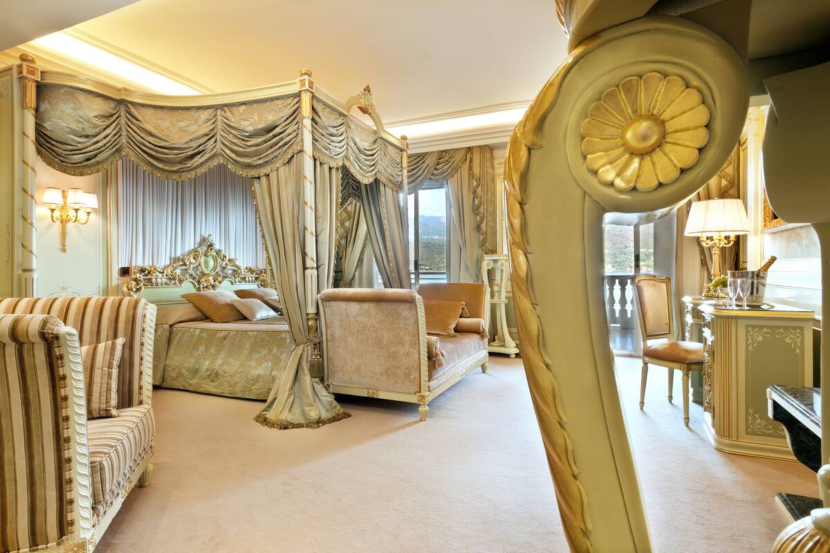 suite, lake view | 1 bedroom, minibar, in-room safe, individually furnished