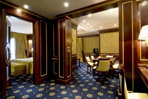 Presidential Suite, Lake View | Living room