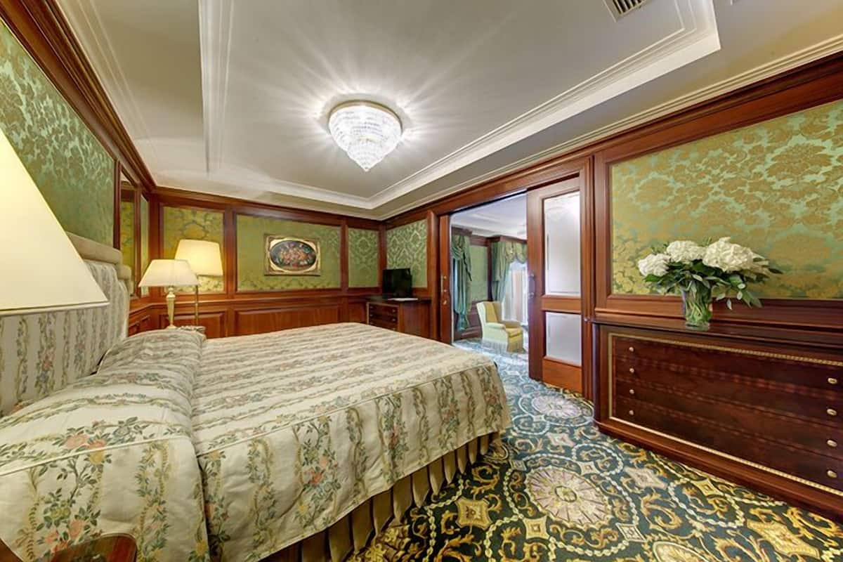 Senior Suite, with lake view