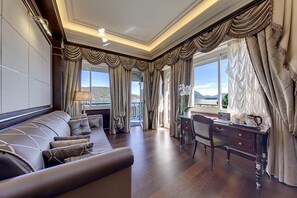 Minibar, caja de seguridad en la habitación y muebles diferentes 