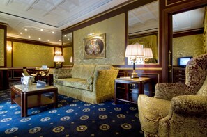 Presidential Suite, Lake View | Living room