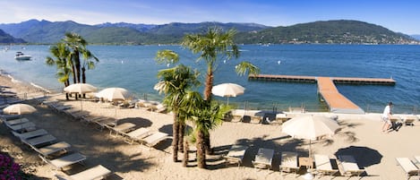 Plage privée, chaises longues