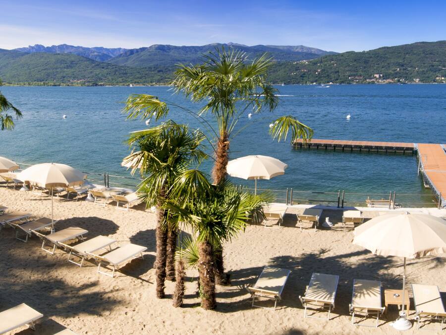 Een privéstrand, ligstoelen aan het strand