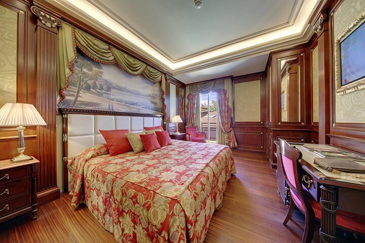 Suite Maxi, lake view | Minibar, in-room safe, desk, laptop workspace
