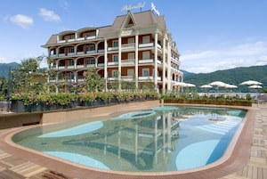 Una piscina al aire libre de temporada, sombrillas