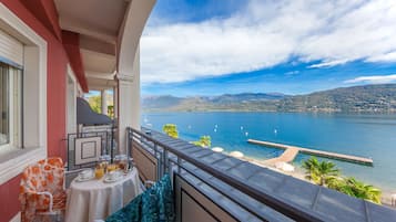 Standard-Doppel- oder -Zweibettzimmer (Partial Lake or Pool side) | Ausblick vom Zimmer