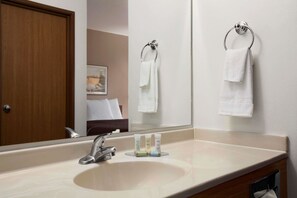 Ducha y bañera combinadas y artículos de higiene personal gratuitos