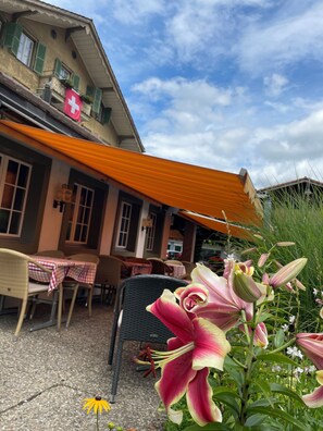 朝食、ランチ、ディナーに営業 (屋外席)