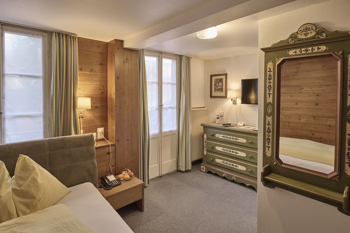 Chambre Simple Supérieure | Literie hypoallergénique, ameublement personnalisé, draps fournis