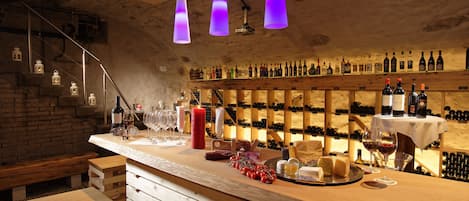 Se sirven desayunos y almuerzos, restaurante con mesas al aire libre