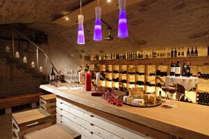 供应早餐、午餐和晚餐，室外就餐