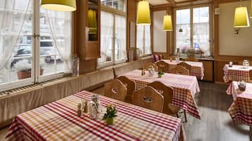 Petit déjeuner et déjeuner servis sur place, restauration en plein air