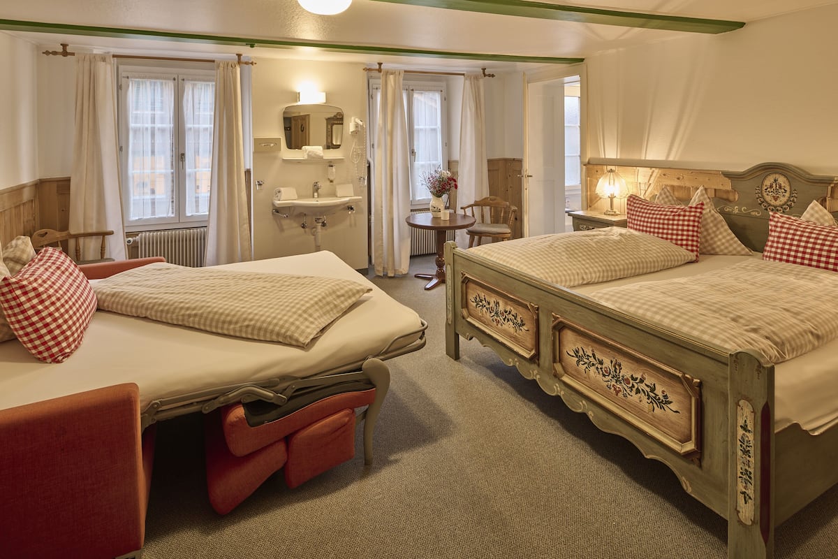 Chambre Quadruple | Literie hypoallergénique, ameublement personnalisé, draps fournis