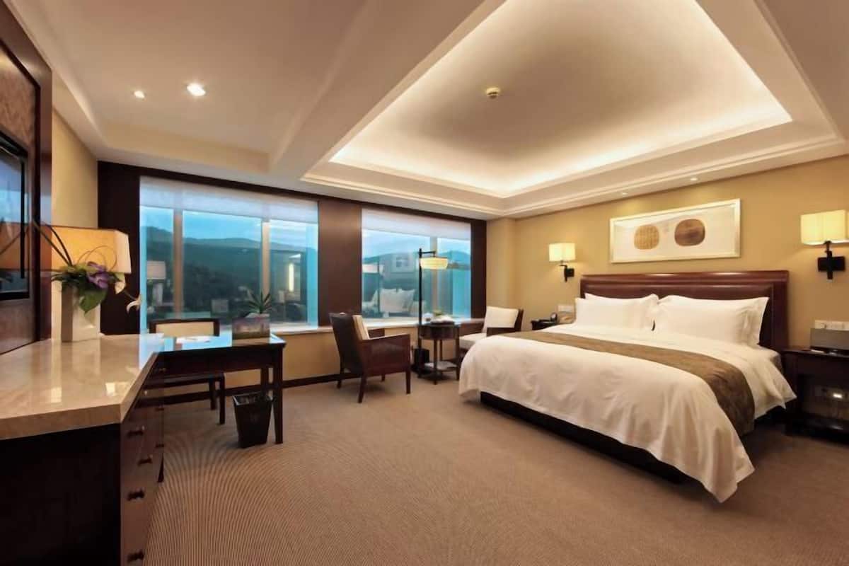 Hochwertige Bettwaren, Betten mit Memory-Foam-Matratzen, Minibar