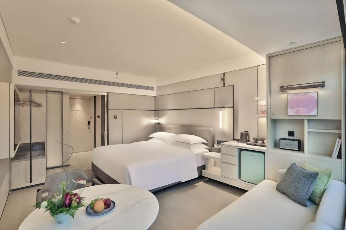 Hochwertige Bettwaren, Betten mit Memory-Foam-Matratzen, Minibar