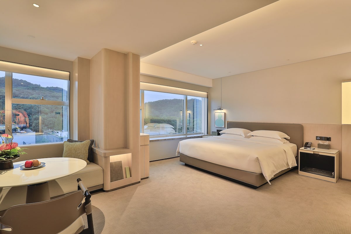 Premium-Zimmer | Hochwertige Bettwaren, Betten mit Memory-Foam-Matratzen, Minibar
