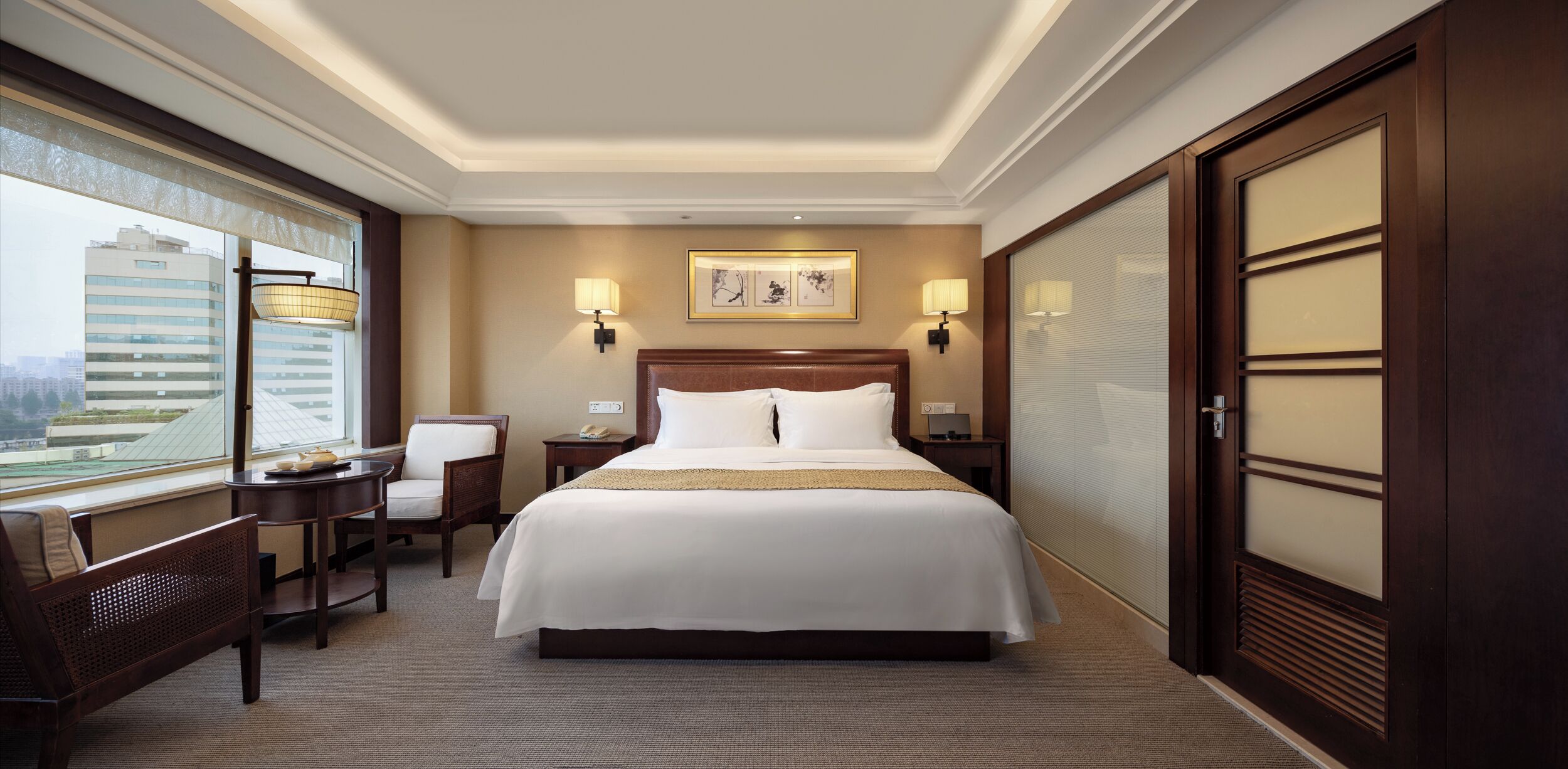 Deluxe kamer | Luxe beddengoed, bedden met traagschuimmatrassen, een minibar