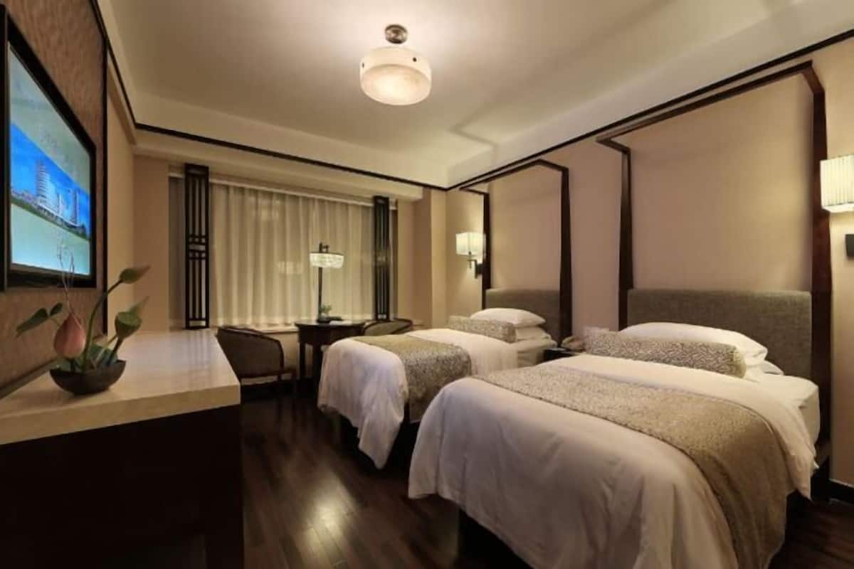 Hochwertige Bettwaren, Betten mit Memory-Foam-Matratzen, Minibar