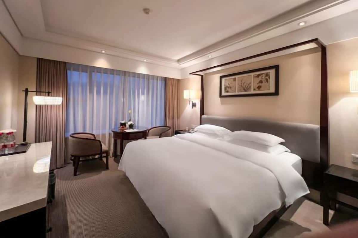 1 bedroom, premium bedding, memory-foam beds, minibar