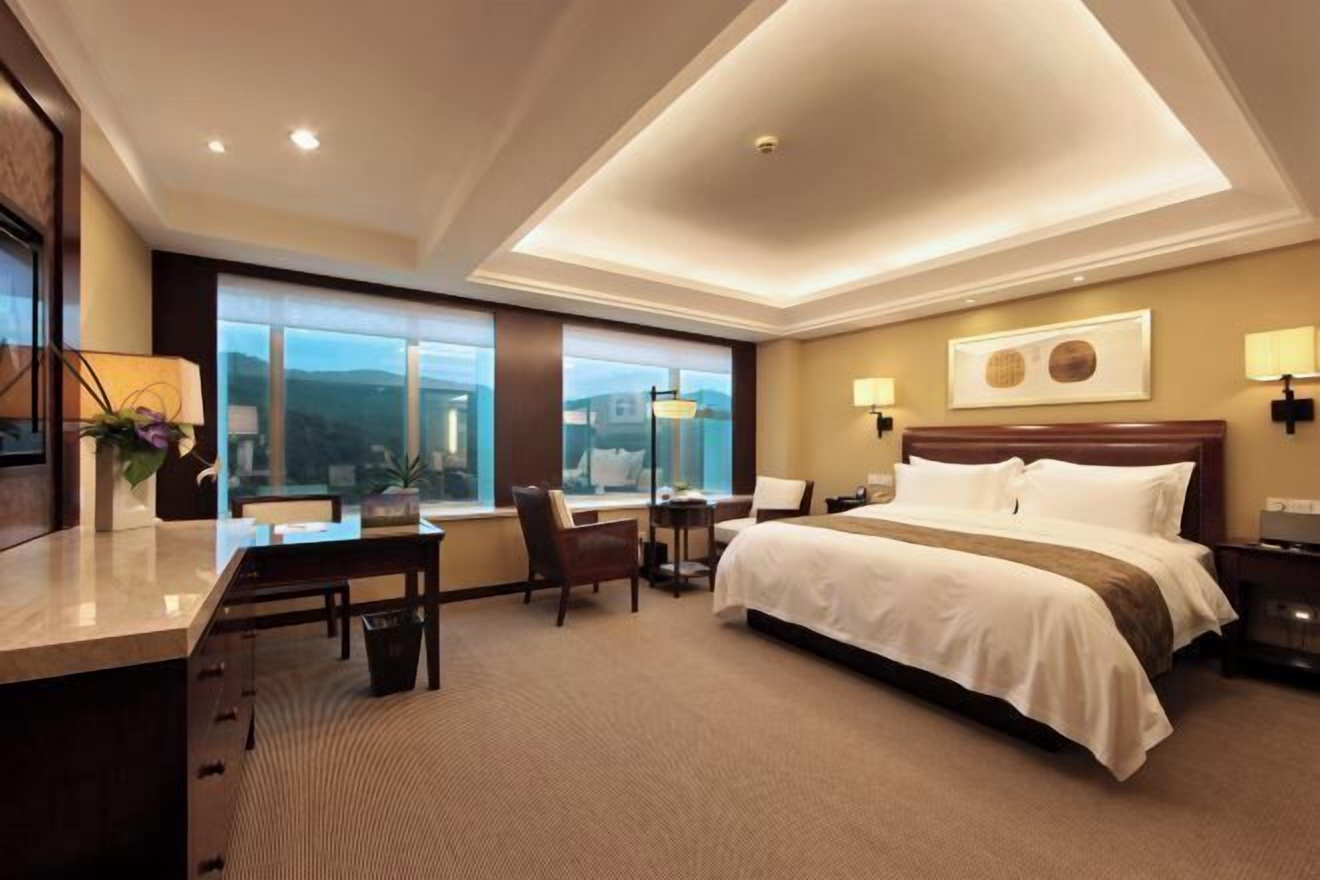 Luxe beddengoed, bedden met traagschuimmatrassen, een minibar