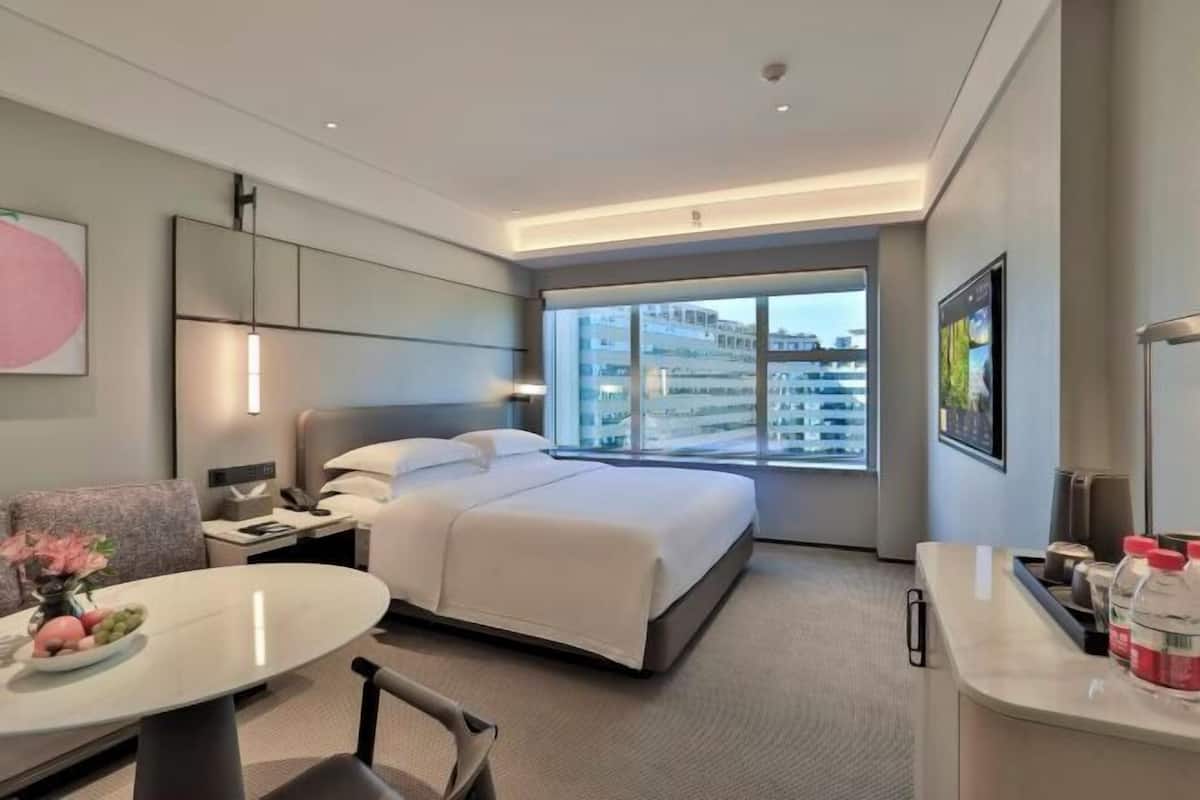 Hochwertige Bettwaren, Betten mit Memory-Foam-Matratzen, Minibar