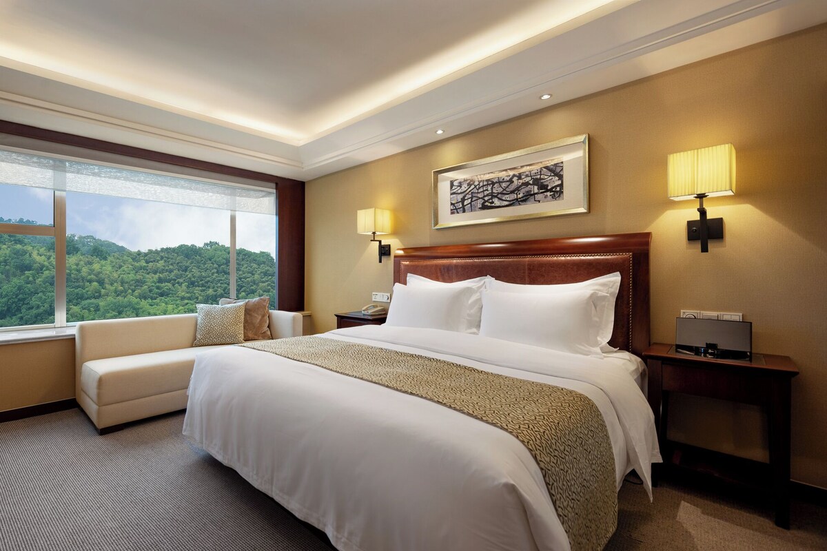 Suite | Premium bedding, memory foam beds, minibar, in-room safe