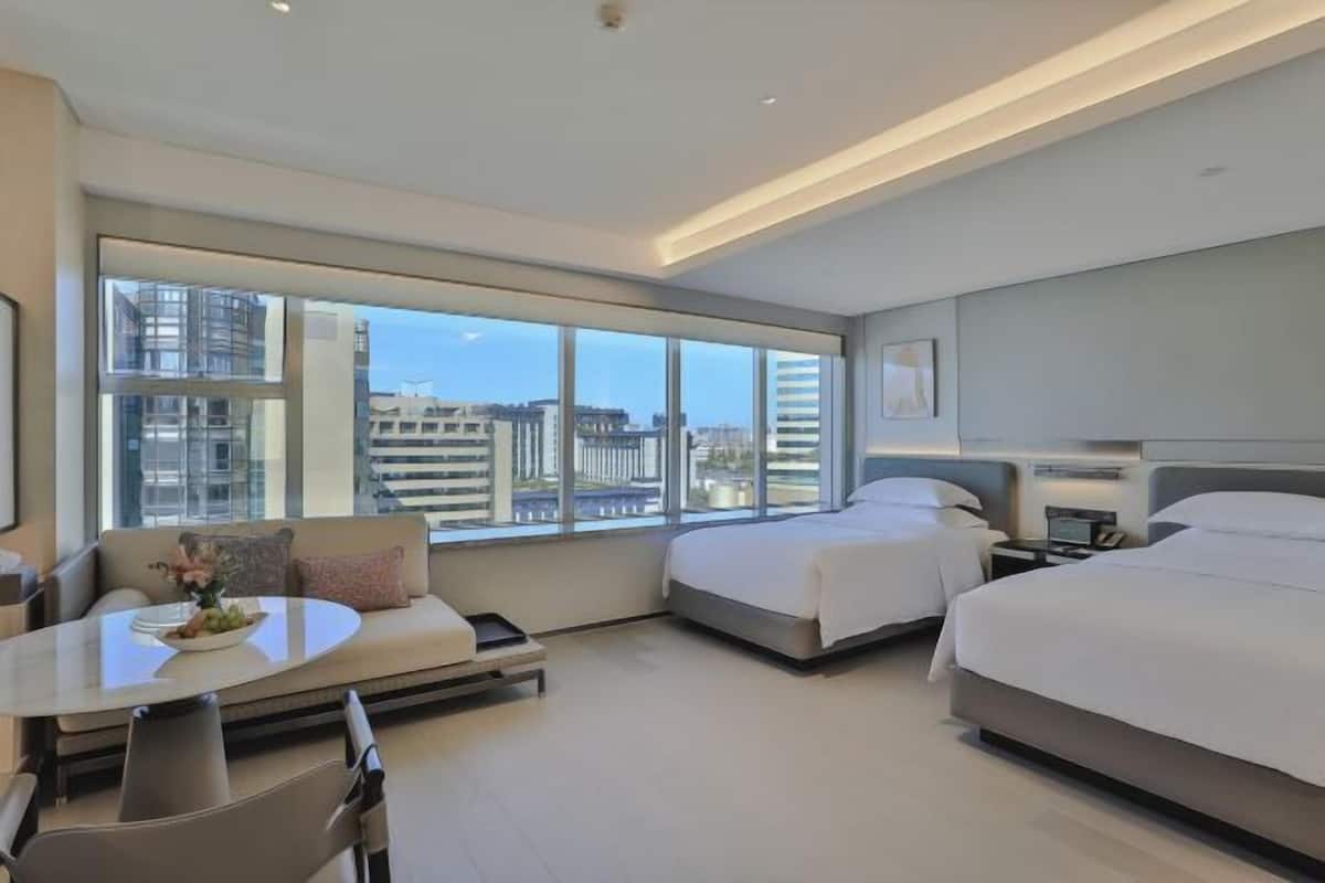 Hochwertige Bettwaren, Betten mit Memory-Foam-Matratzen, Minibar