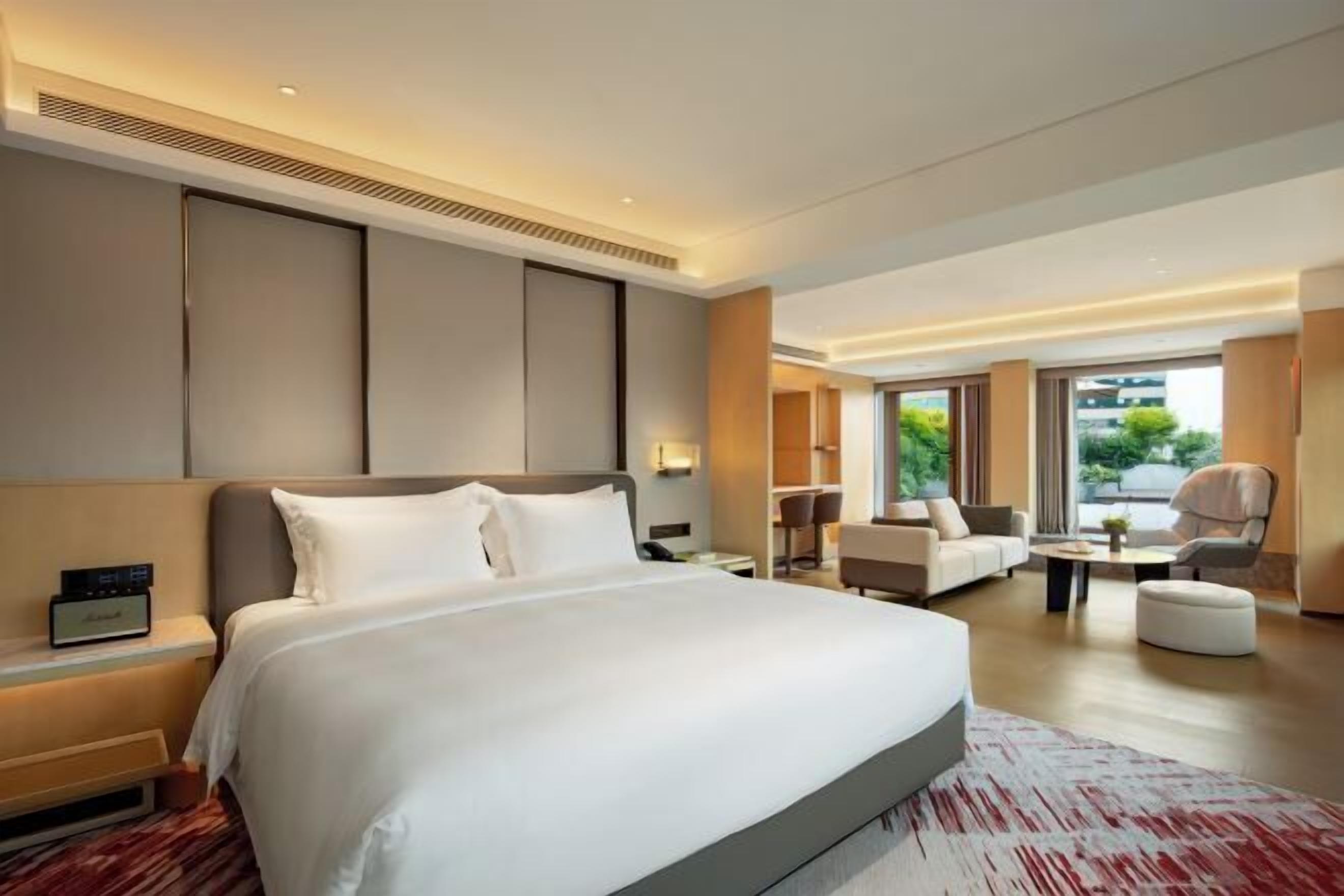 Luxe beddengoed, bedden met traagschuimmatrassen, een minibar