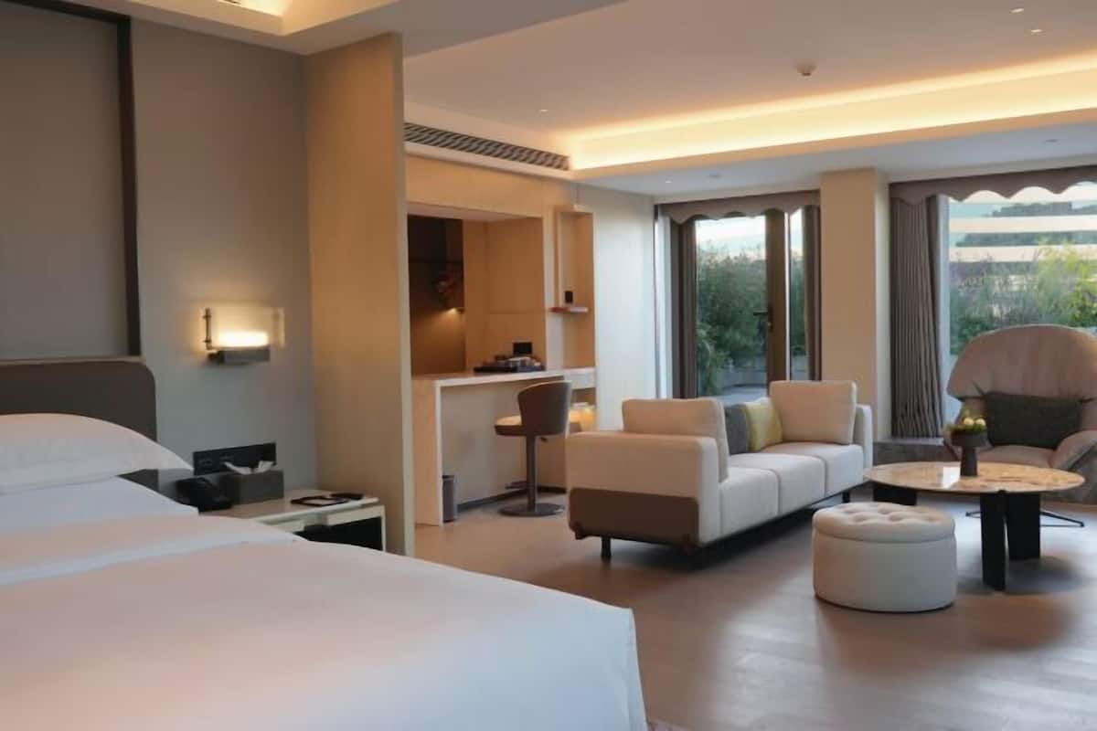 Hochwertige Bettwaren, Betten mit Memory-Foam-Matratzen, Minibar