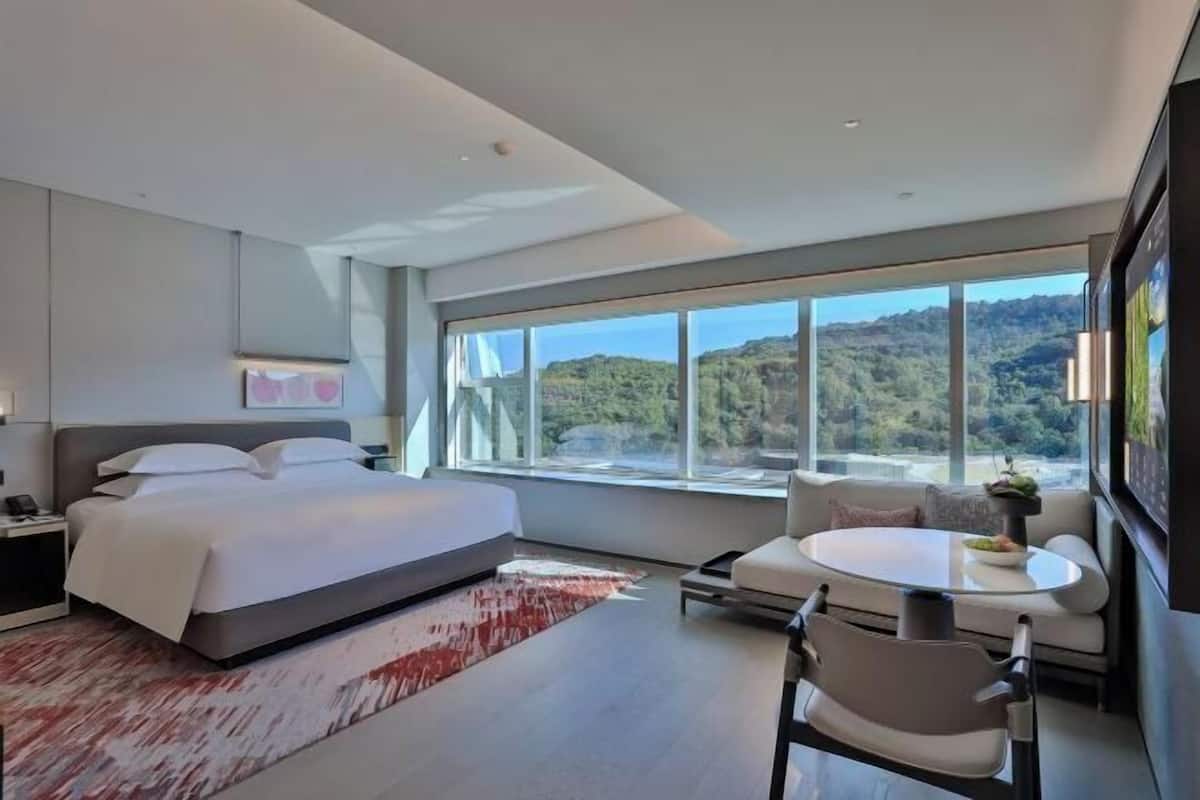 Hochwertige Bettwaren, Betten mit Memory-Foam-Matratzen, Minibar