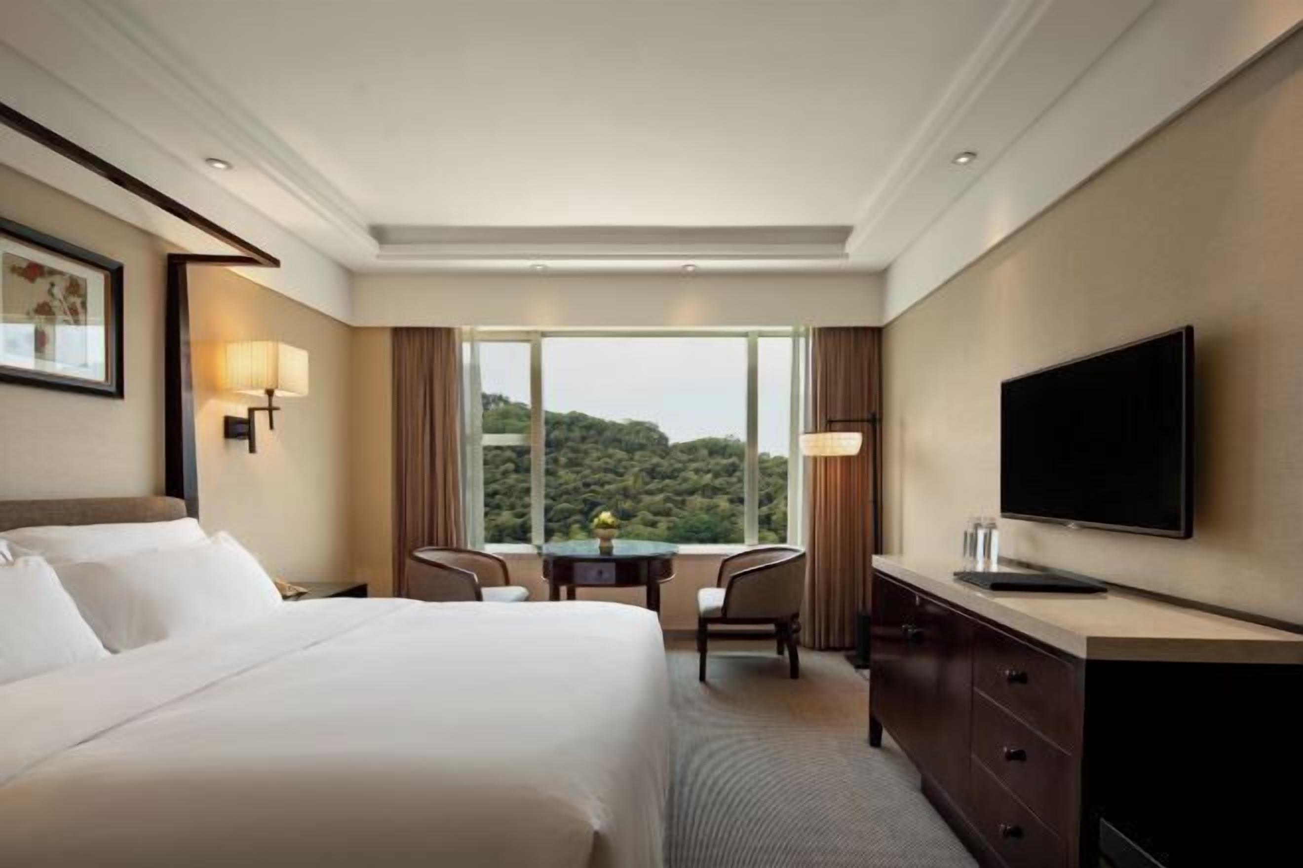 고급 침구, 메모리폼 침대, 미니바, 객실 내 금고