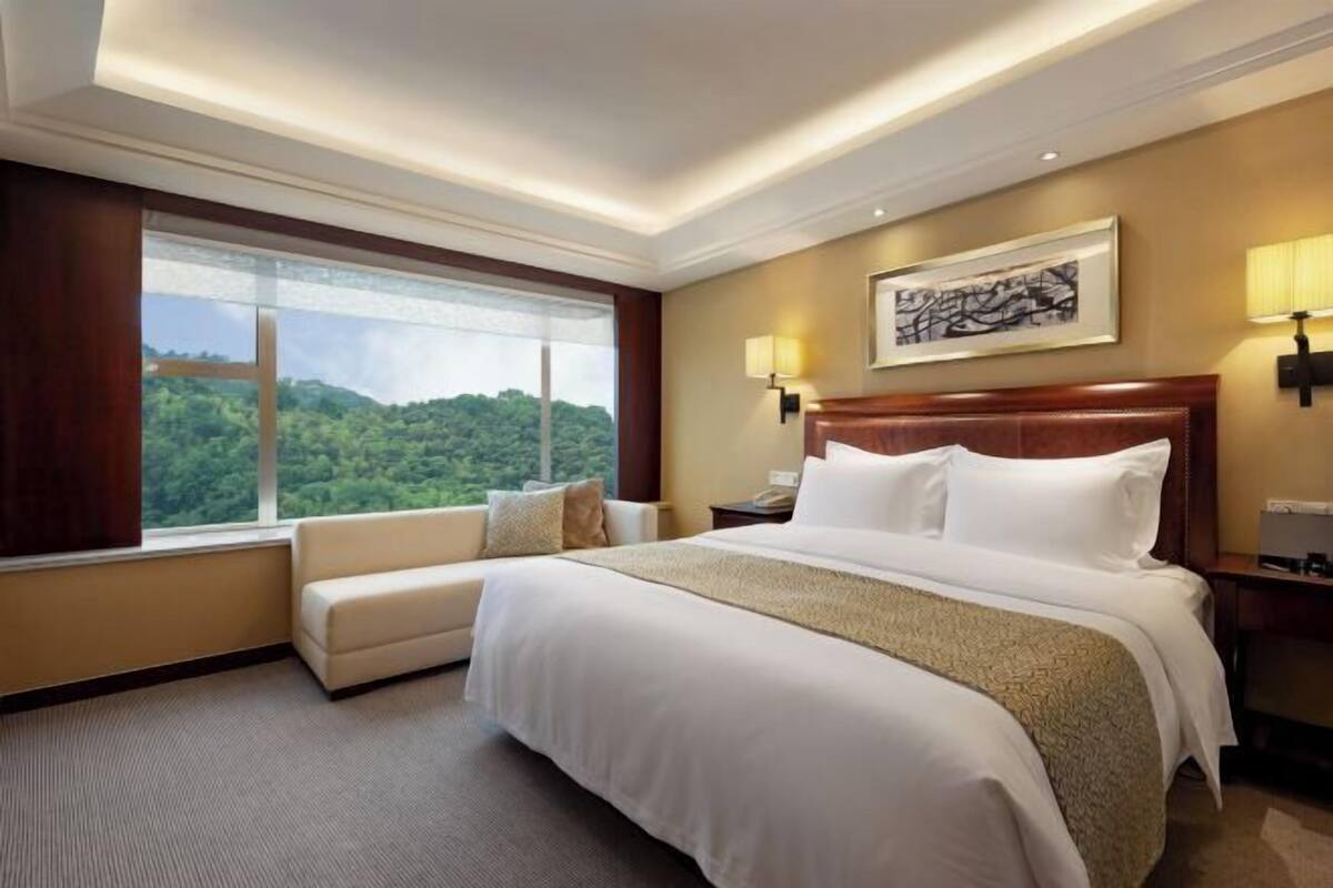 1 bedroom, premium bedding, memory-foam beds, minibar