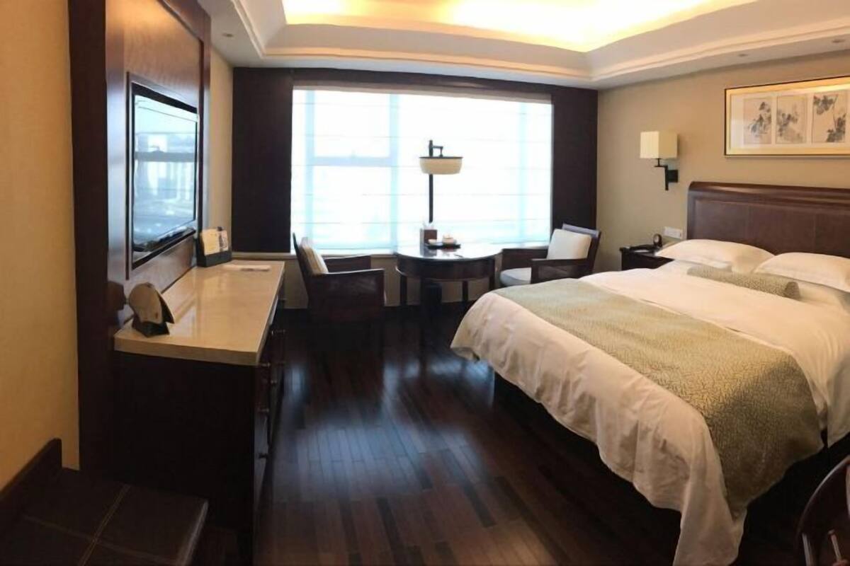 1 bedroom, premium bedding, memory-foam beds, minibar