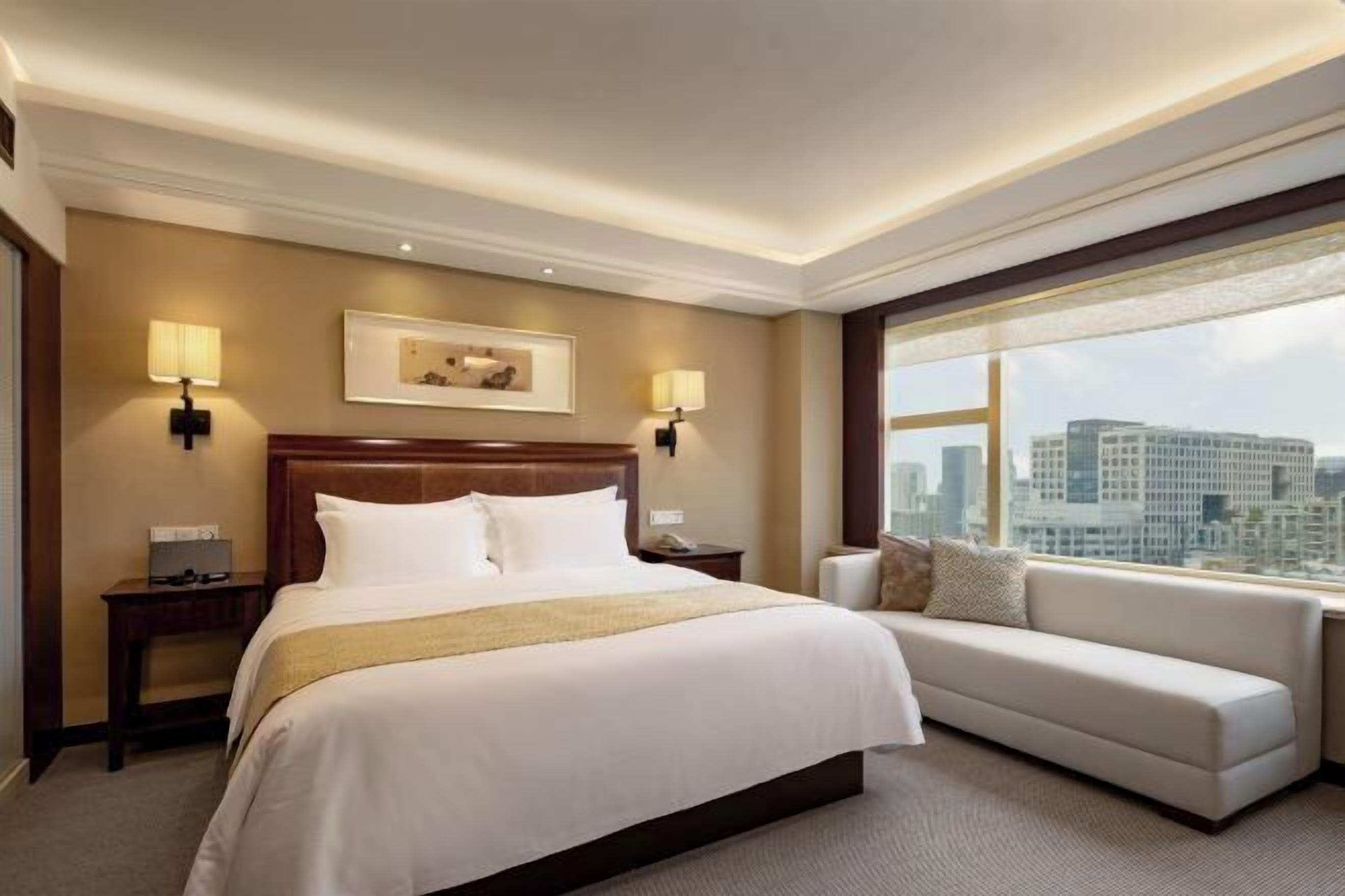 Luxe beddengoed, bedden met traagschuimmatrassen, een minibar