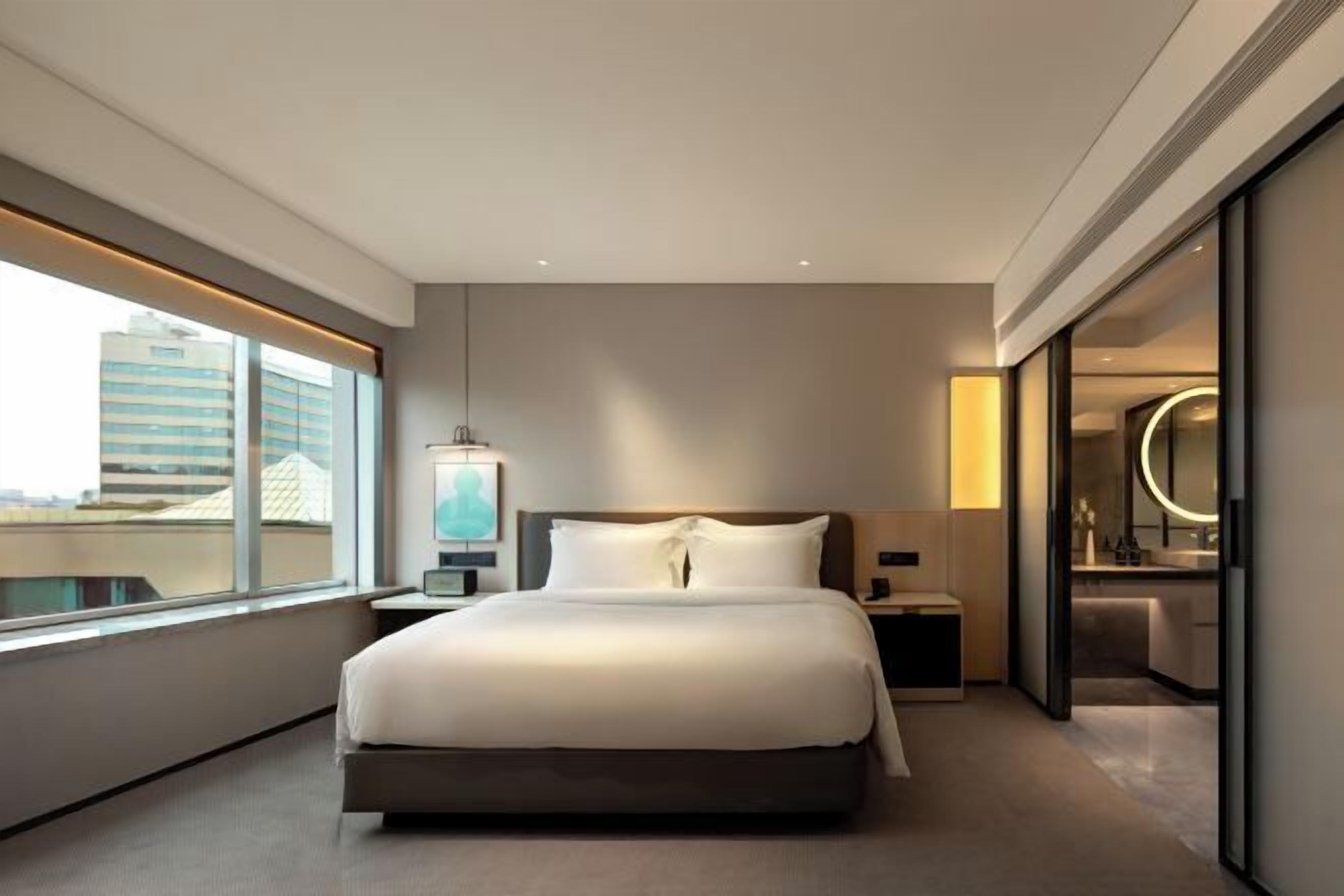 Luxe beddengoed, bedden met traagschuimmatrassen, een minibar