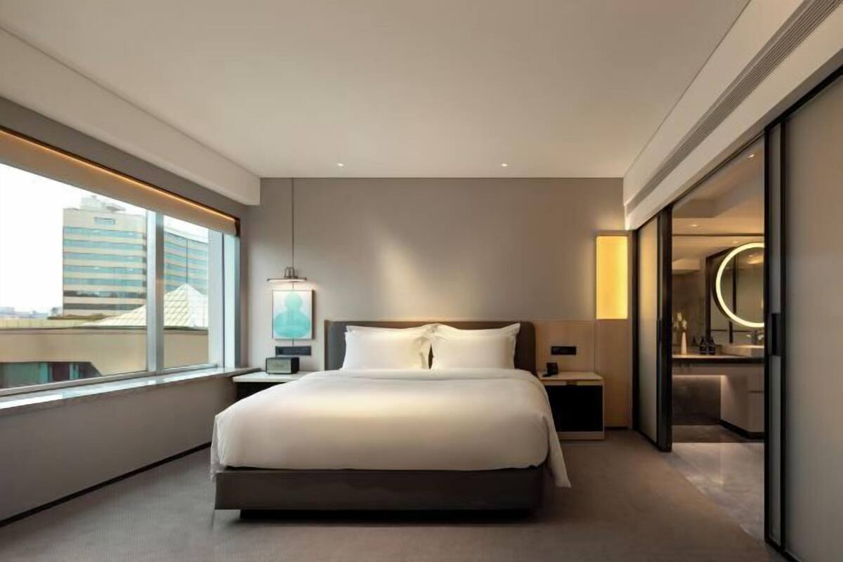 1 bedroom, premium bedding, memory-foam beds, minibar